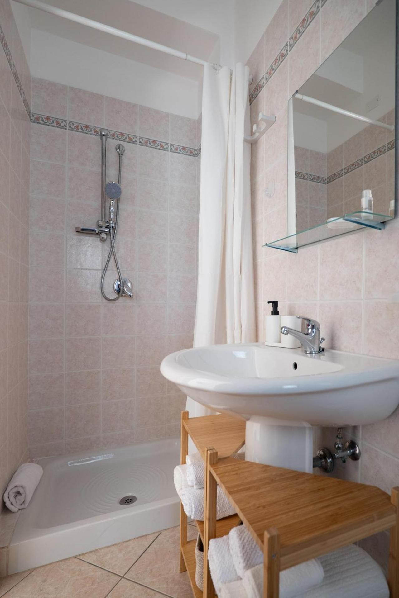 Residence Lido Dei Pini Матината Екстериор снимка