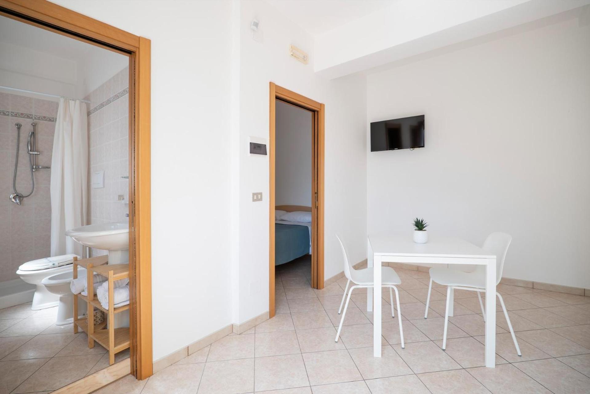 Residence Lido Dei Pini Матината Екстериор снимка