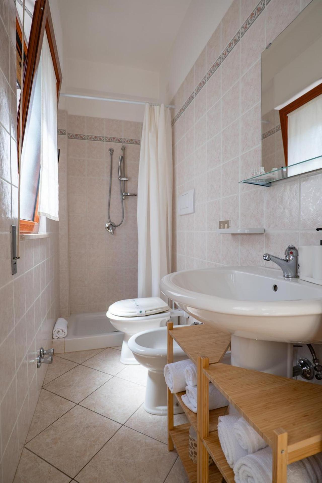 Residence Lido Dei Pini Матината Екстериор снимка